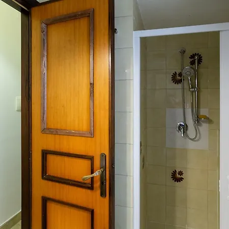 Guesthost - Functional Apartmán