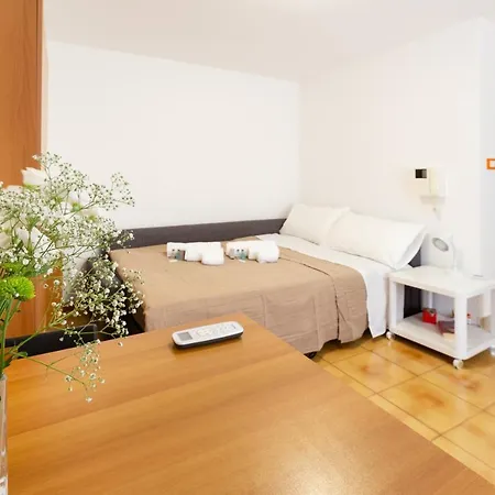 Guesthost - Functional